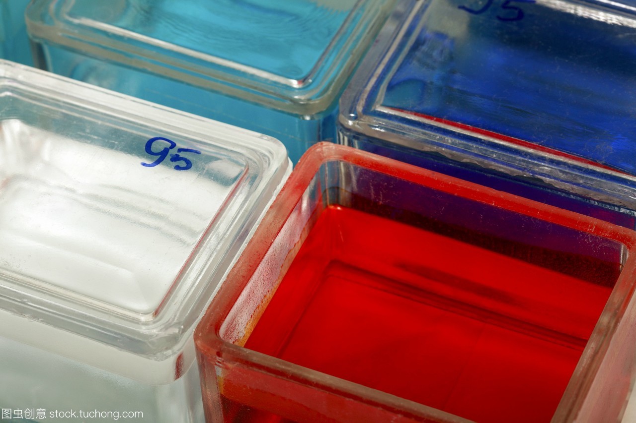 组织学污渍。颜色解决方案用于染色组织学实验室的显微镜载玻片。幻灯片包含生物制品如组织部分下降到不同类型的污渍。不同的染色不同的特性在幻灯片上的解决方案。例如苏木精染色细胞核蓝色/黑色而伊红染色细胞细胞质和结缔组织纤维粉红,橙色和红色。